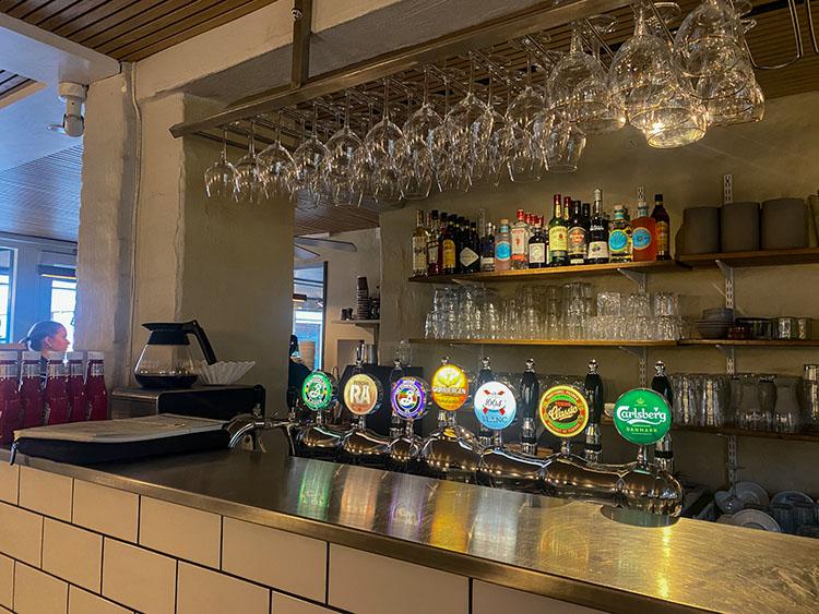 Indenfor på Åland Cafe på Frederiksbjerg i Århus
