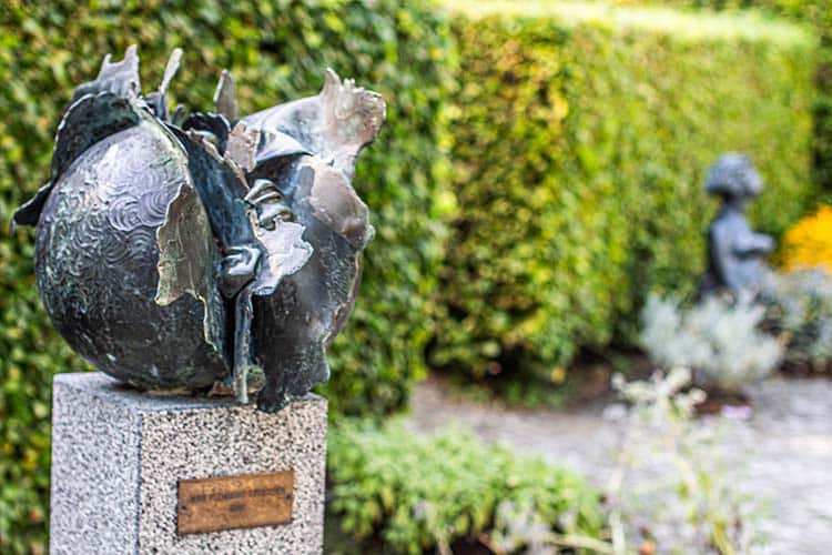 Marselisborg Slotspark Kugle på sokkel Marselisborg Slotspark Kugle på sokkel