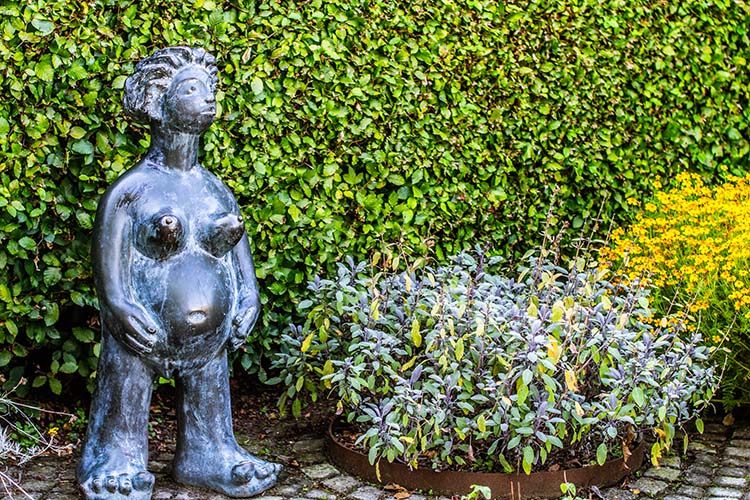Marselisborg Slotspark skulptur af en gravid kvinde af Wenzi Zhang Marselisborg Slotspark skulptur af en gravid kvinde af Wenzi Zhang