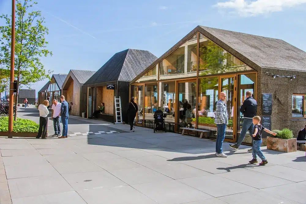Bassin 7 med bylivshuse og caféområde på Aarhus Ø Bassin 7 med bylivshuse og caféområde på Aarhus Ø 2025