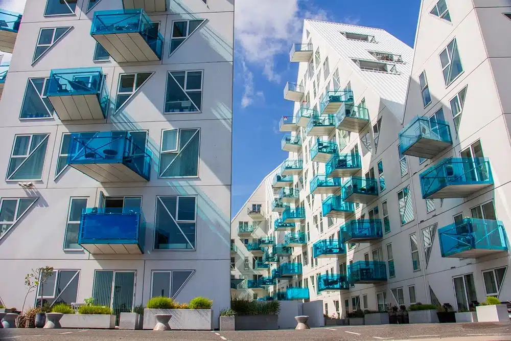 Isbjerget og boligbyggeri med blå altaner på Aarhus Ø Isbjerget og boligbyggeri med blå altaner på Aarhus Ø 2025