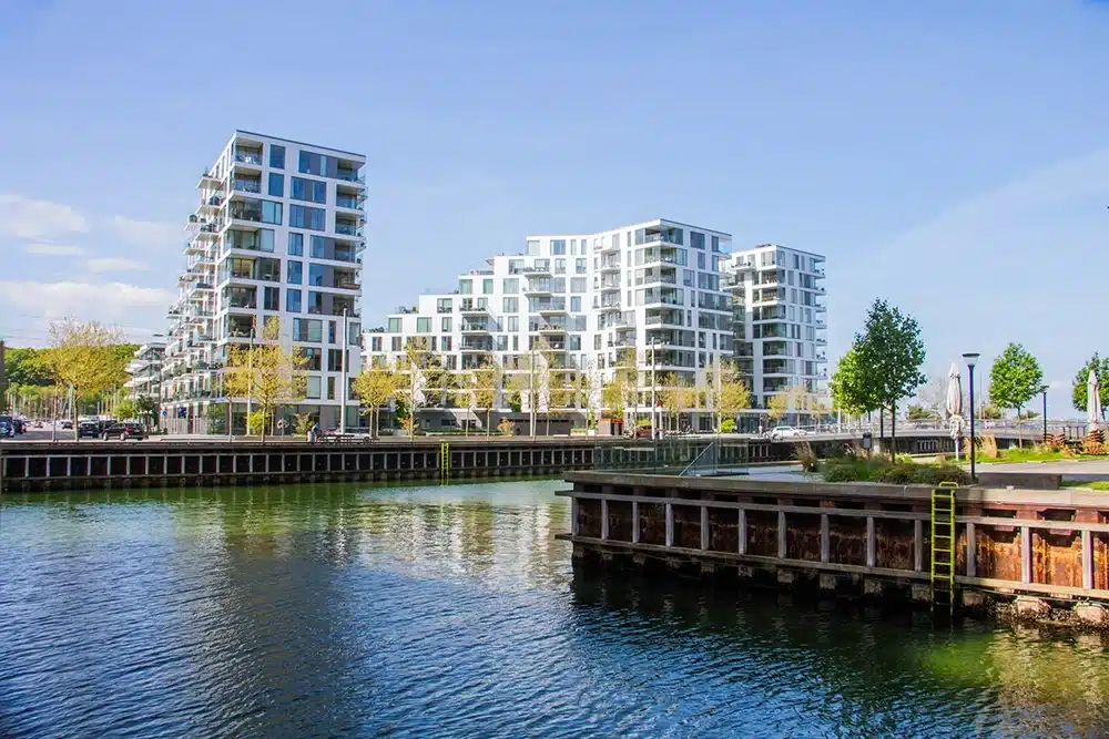 Moderne arkitektur og vandudsigt i boligområde på Aarhus Ø Moderne arkitektur og vandudsigt i boligområde på Aarhus Ø 2025