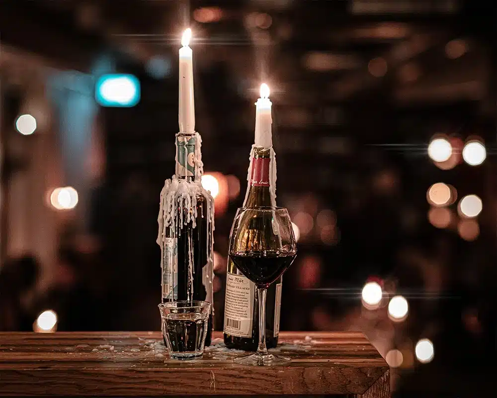 Pica Pica Vinbar - lys i flasker og vin i glasset