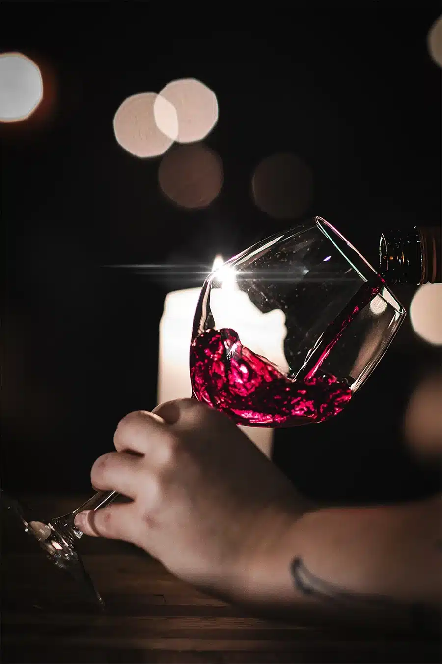 Pica Pica Vinbar - vin hældes op