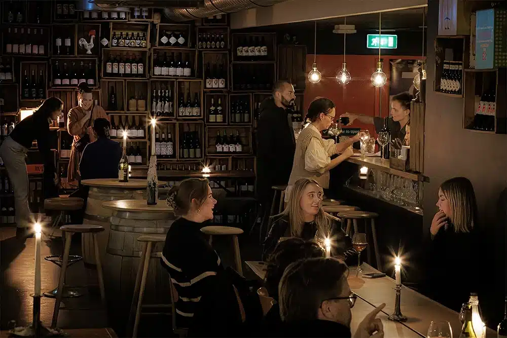 Pica Pica Vinbar - lokalet og gæster