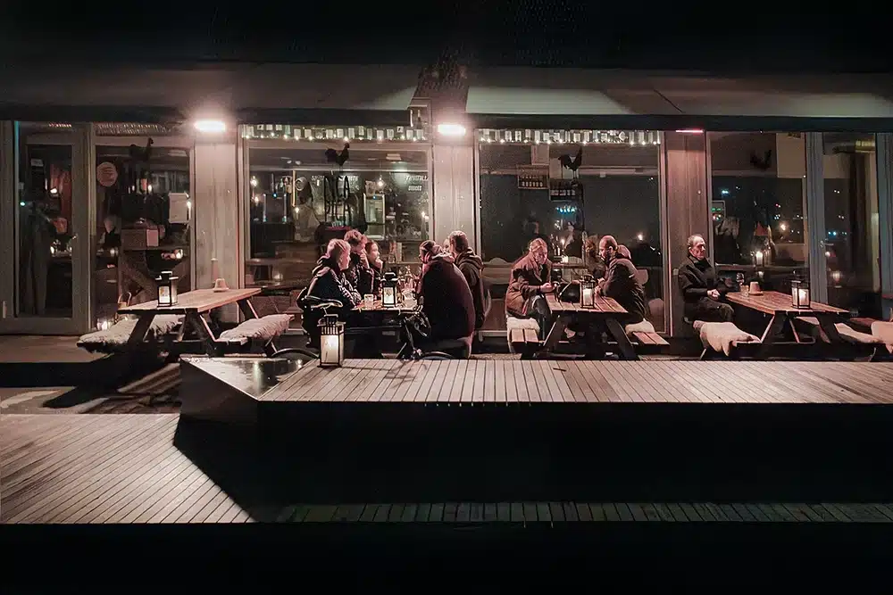 Pica Pica Vinbar - terrassen med gæster