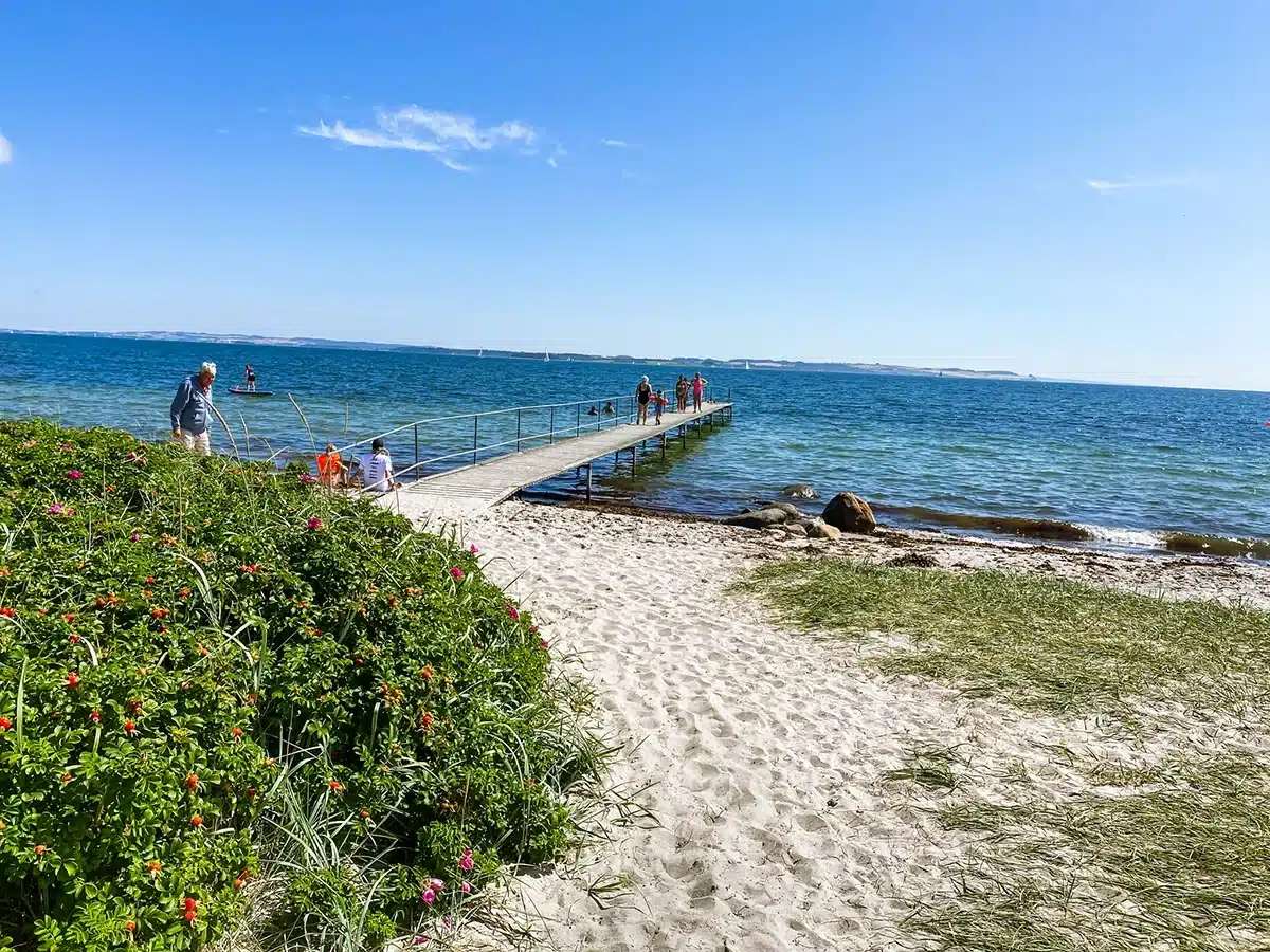 Badebro og sandstrand ved Åkrogen Strandpark