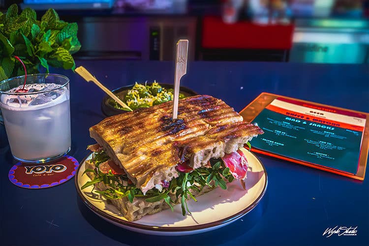 YoYo cafe og bar Meta » Aarhus Inside YoYo Café og Bar med retrostemning og uformel varme midt i Aarhus