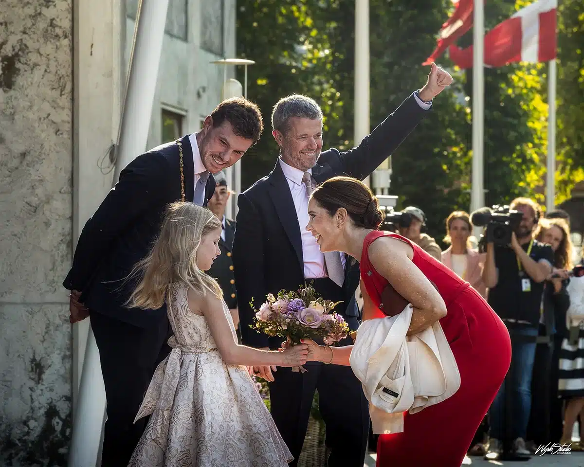 Danmark EU-formandskabet Blomserpige Danmark EU-formandskabet Blomsterpige