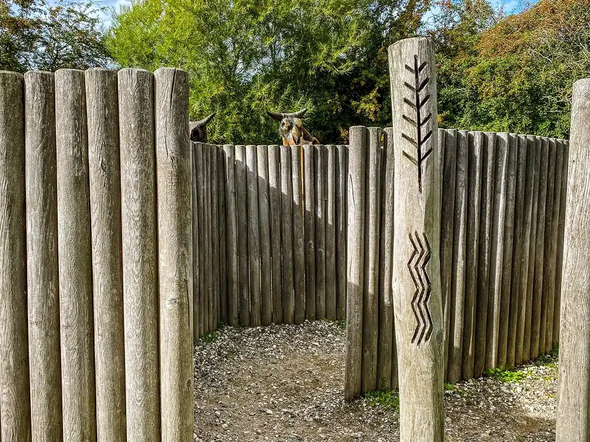 Egå Engsø shelter med labyrintpalissader Egå Engsø shelter med labyrintpalissader