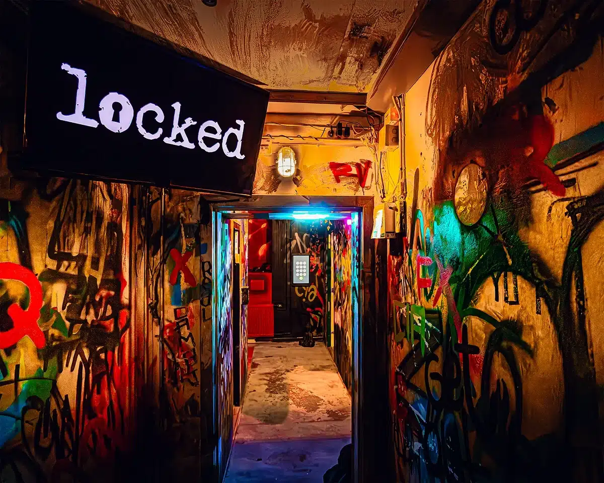 Indgangen til Locked med farverigt graffitiunivers