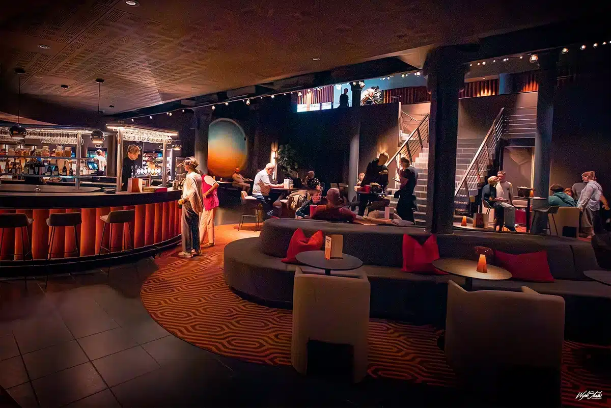 Loungeområde i Nordisk Film Aarhus med bar og gæster Loungeområde i Nordisk Film Aarhus med bar og gæster
