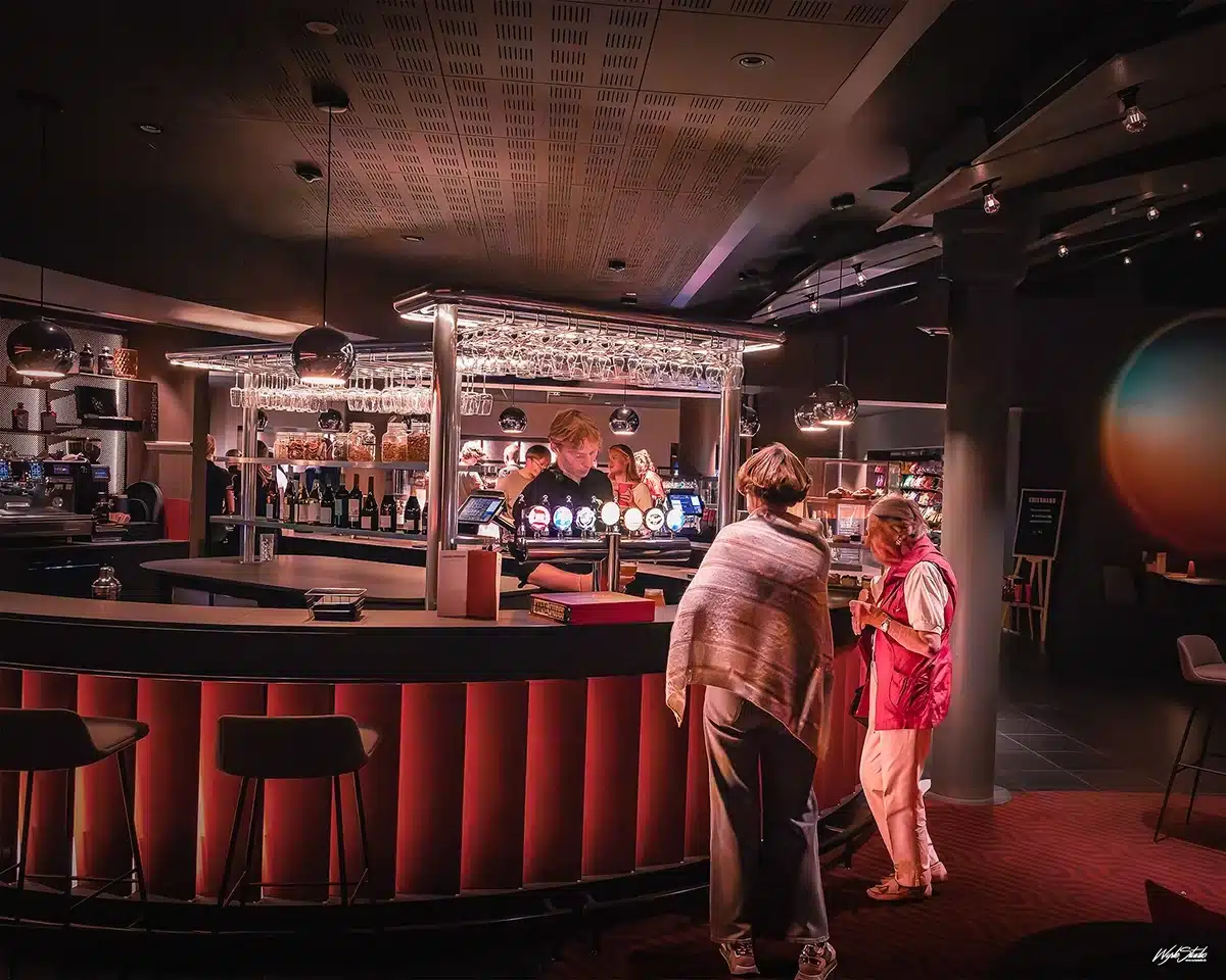 Nordisk Film-bar med cocktails og betjening Nordisk Film-bar med cocktails og betjening
