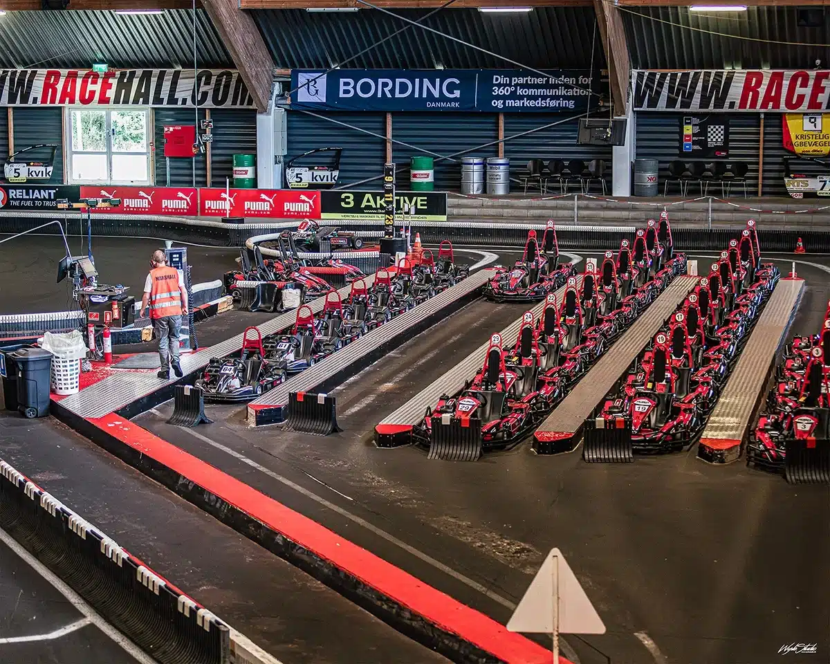 Racehall pitområde med rækker af gokarts