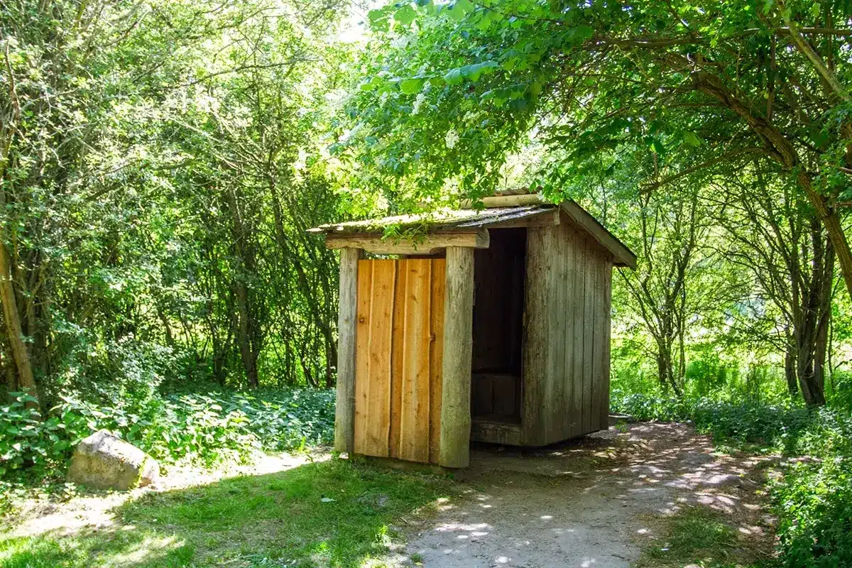 Udendørs toilet tæt på Egå Engsø shelter Udendørs toilet tæt på Egå Engsø shelter