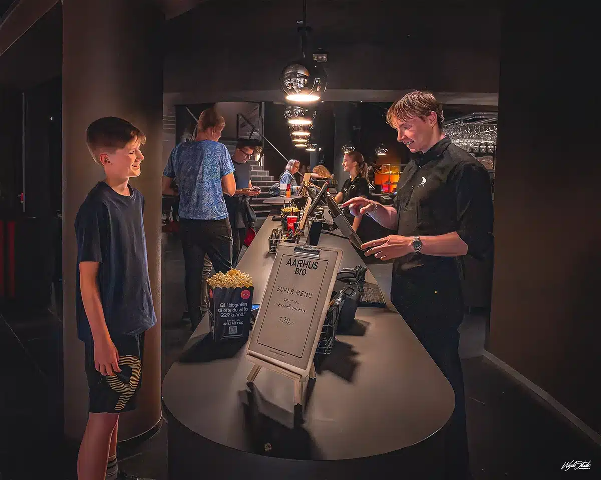Ung gæst møder personale hos Nordisk Film Aarhus Ung gæst møder personale hos Nordisk Film Aarhus