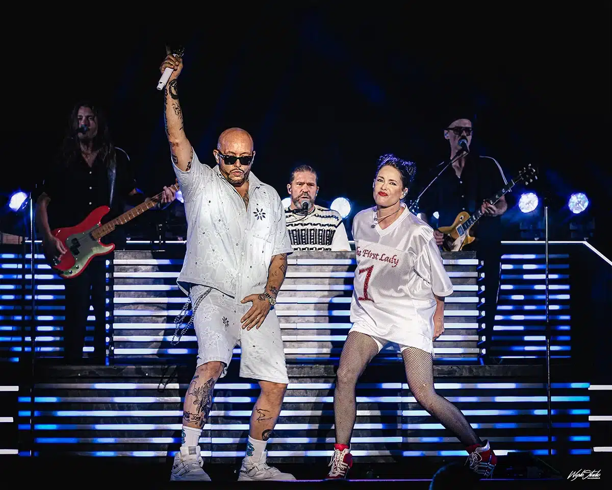 Aqua med René Dif og Lene Nystrøm i front under koncert i Tivoli Friheden, flankeret af band og farverigt sceneshow. Aqua med René Dif og Lene Nystrøm i front under AQUA koncert i Tivoli Friheden