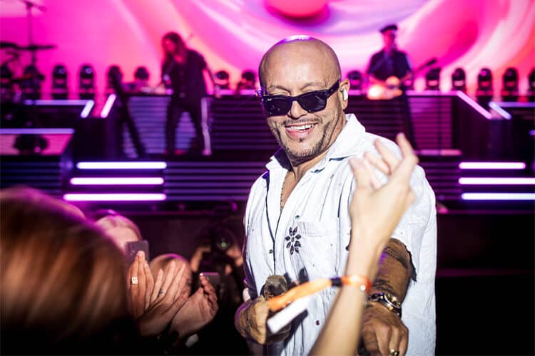 Rene Dif smilende blandt publikum i Tivoli Friheden raekker haanden ud til fans foran den farverige Aqua scene » Aarhus Inside Aqua koncert i Friheden med farverigt popshow