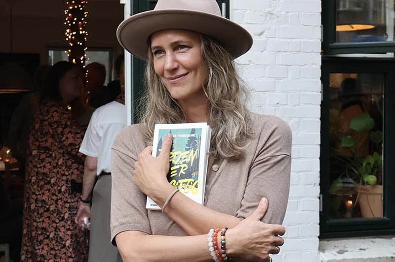 Astrid Thorhauge holder Jorden er giftig foran cafe » Aarhus Inside To stemmer, én historie – Sådan rammer Jorden er giftig lige i hjertet