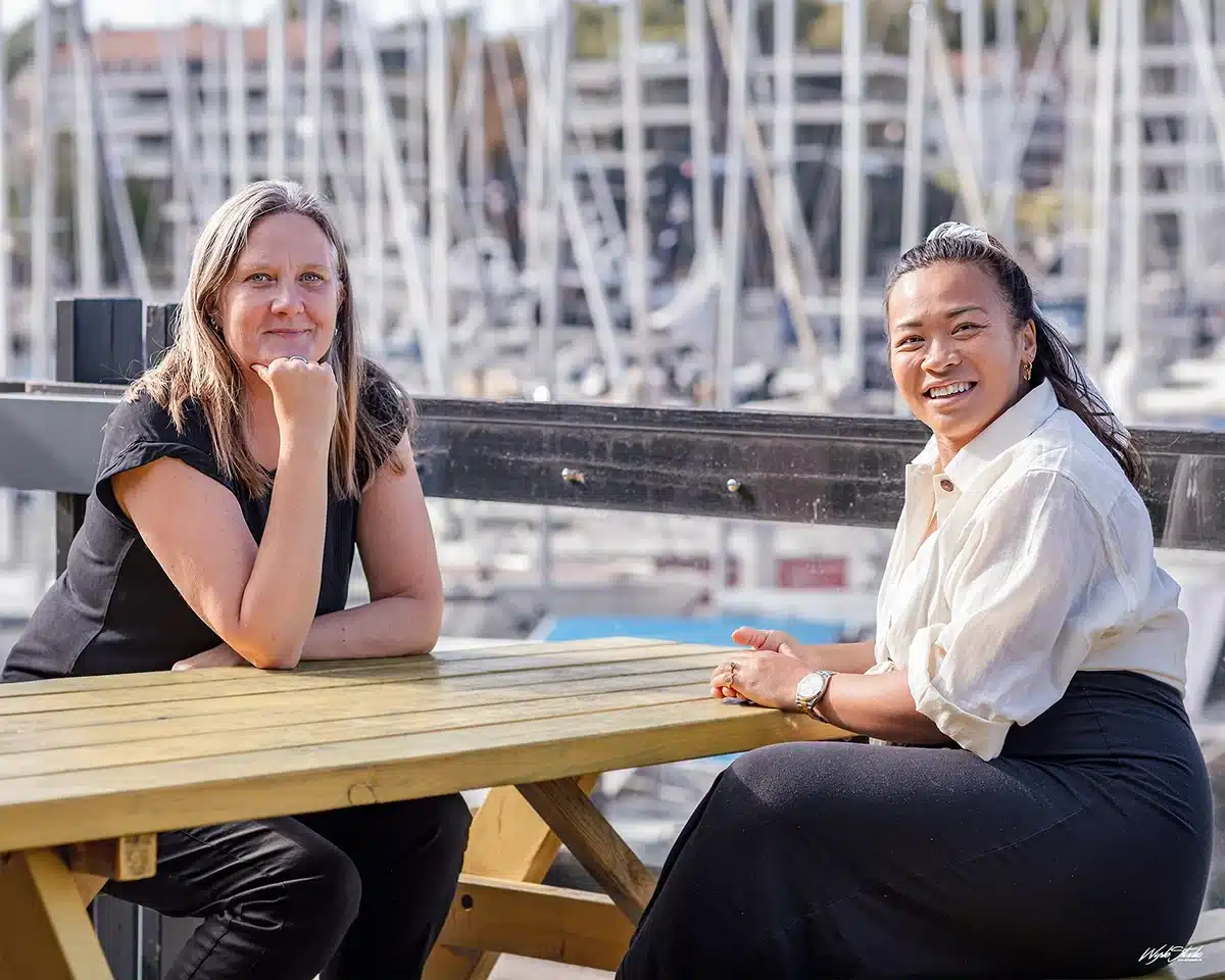 Dak Wichangoen og Christina sidder udendørs ved havnen Dak Wichangoen og Christina sidder udendørs ved havnen