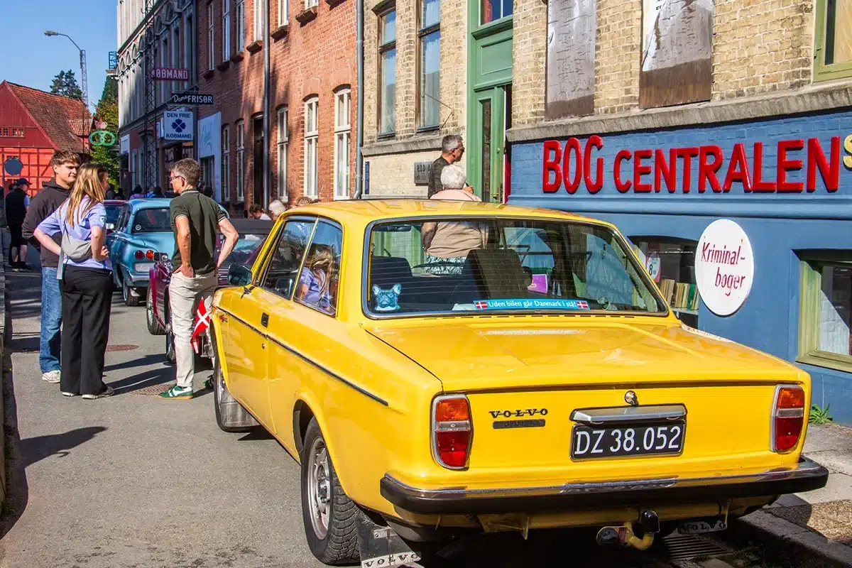 Gul Volvo parkeret foran Bog Centralen i Den Gamle By 1974. Gul Volvo parkeret foran Bog Centralen i Den Gamle By 1974.