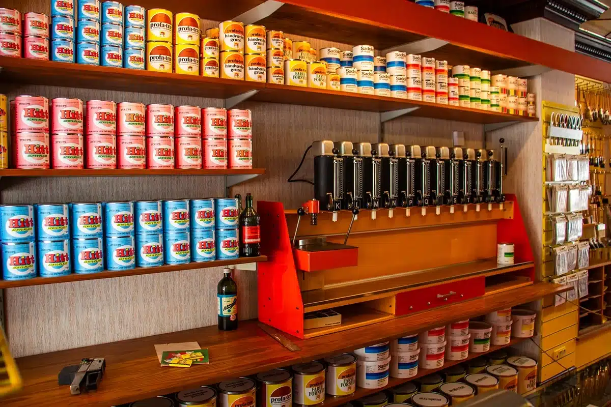 Hylder med maling og tapetudstyr i farvehandel i Den Gamle By 1974. Hylder med maling og tapetudstyr i farvehandel i Den Gamle By 1974.