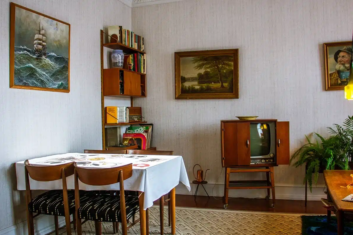 Stue med teaktræsmøbler og tv i Den Gamle By 1974. Stue med teaktræsmøbler og tv i Den Gamle By 1974.