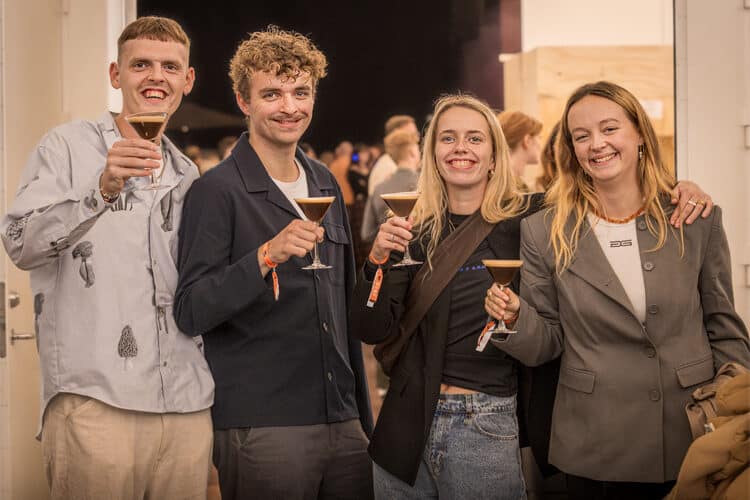 Fire festivalgaester skaaler med kaffecocktails til Kaffe Sensorik » Aarhus Inside Kaffe & Sensorik – Når duften af kaffe møder lyden af musik