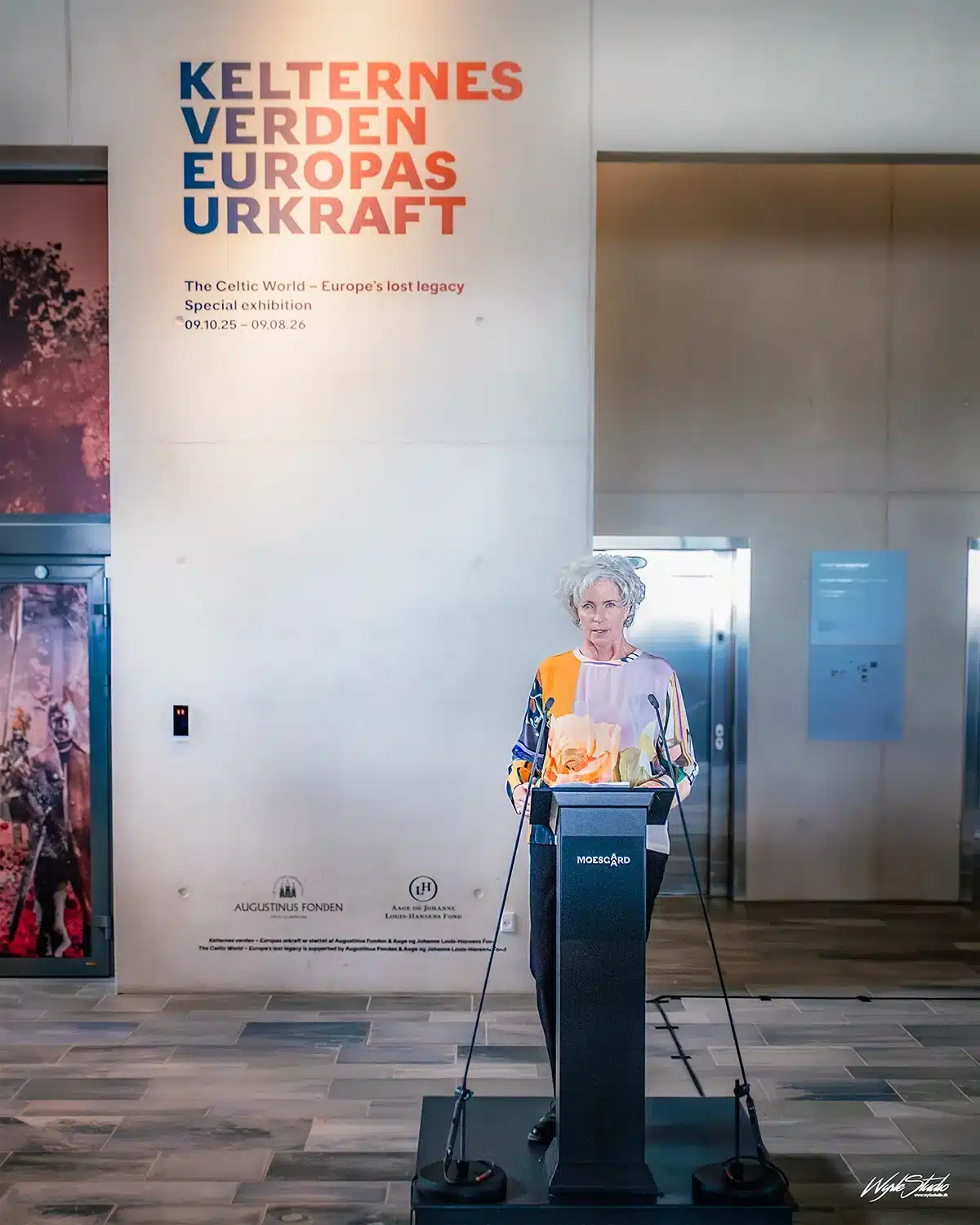 Formand Anne-Marie Dohm holder åbningstale ved Moesgaard Museum under udstillingen Kelternes verden – Europas urkraft