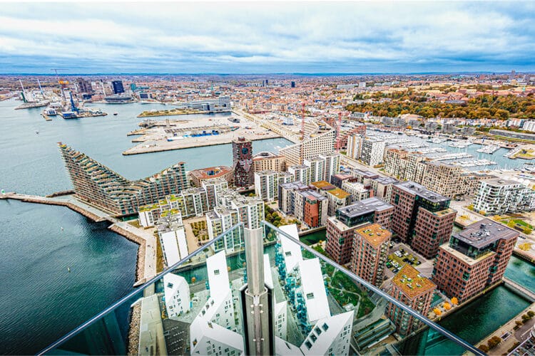 Panoramaudsigt over Aarhus Ø og byen set fra toppen af Lighthouse