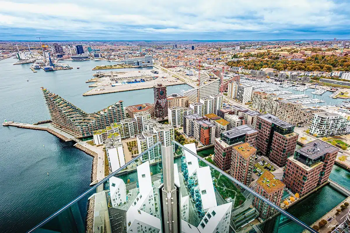 Panoramaudsigt over Aarhus Ø og byen set fra toppen af Lighthouse