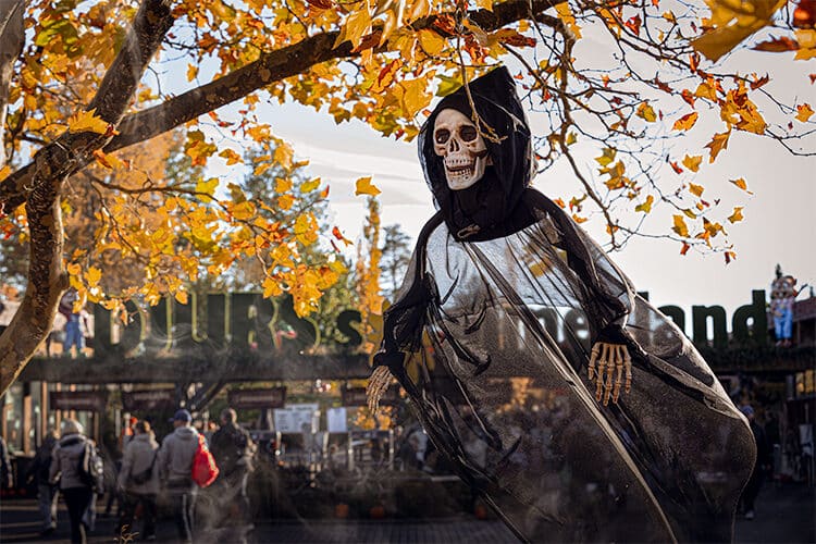 Skeletdekoration haenger i trae i Djurs Sommerland Halloween After Dark » Aarhus Inside Halloween After Dark i Djurs Sommerland – Fra efterårshygge til mørk magi