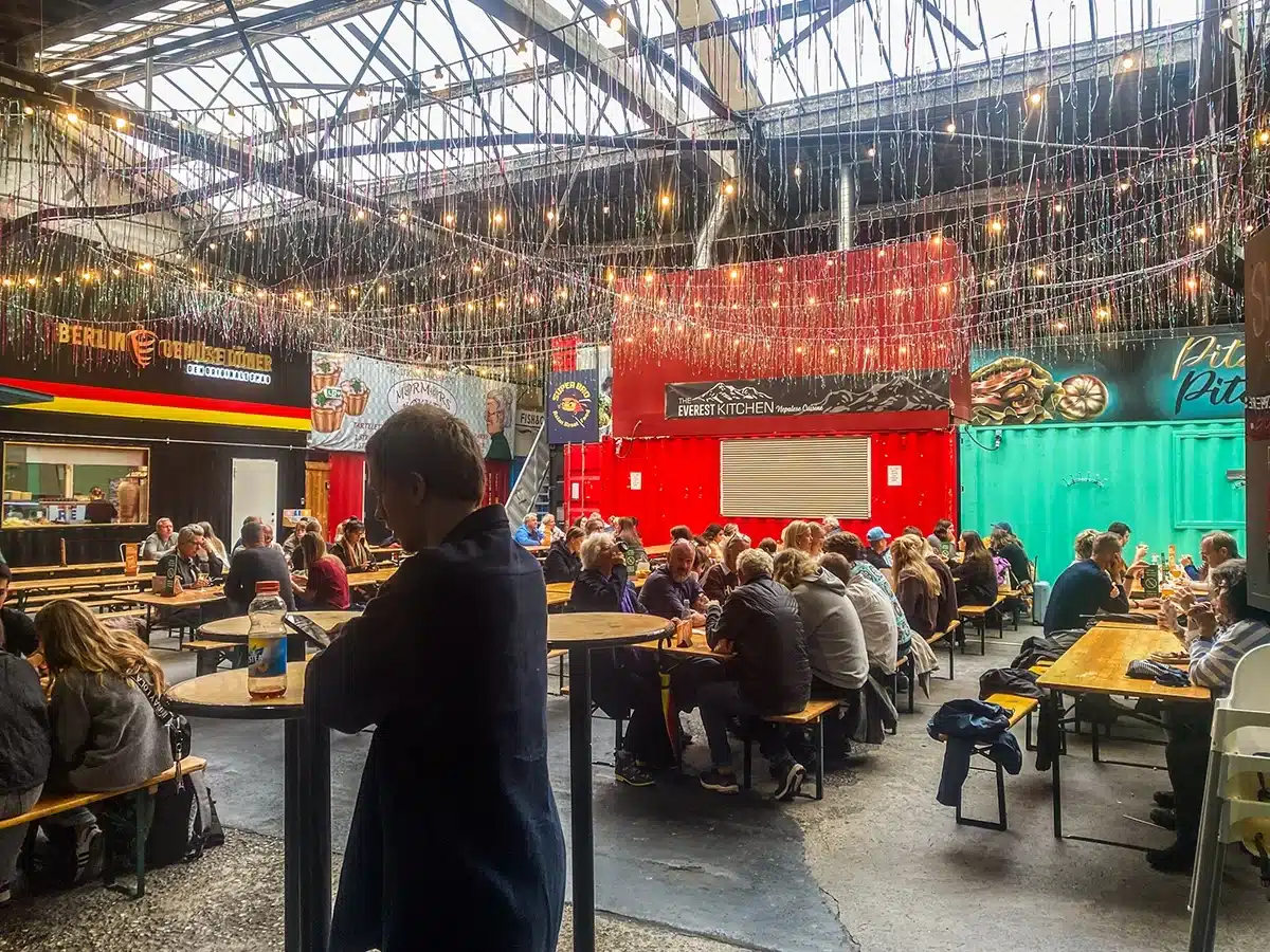 Spiseområde med lyskæder i Aarhus Street Food