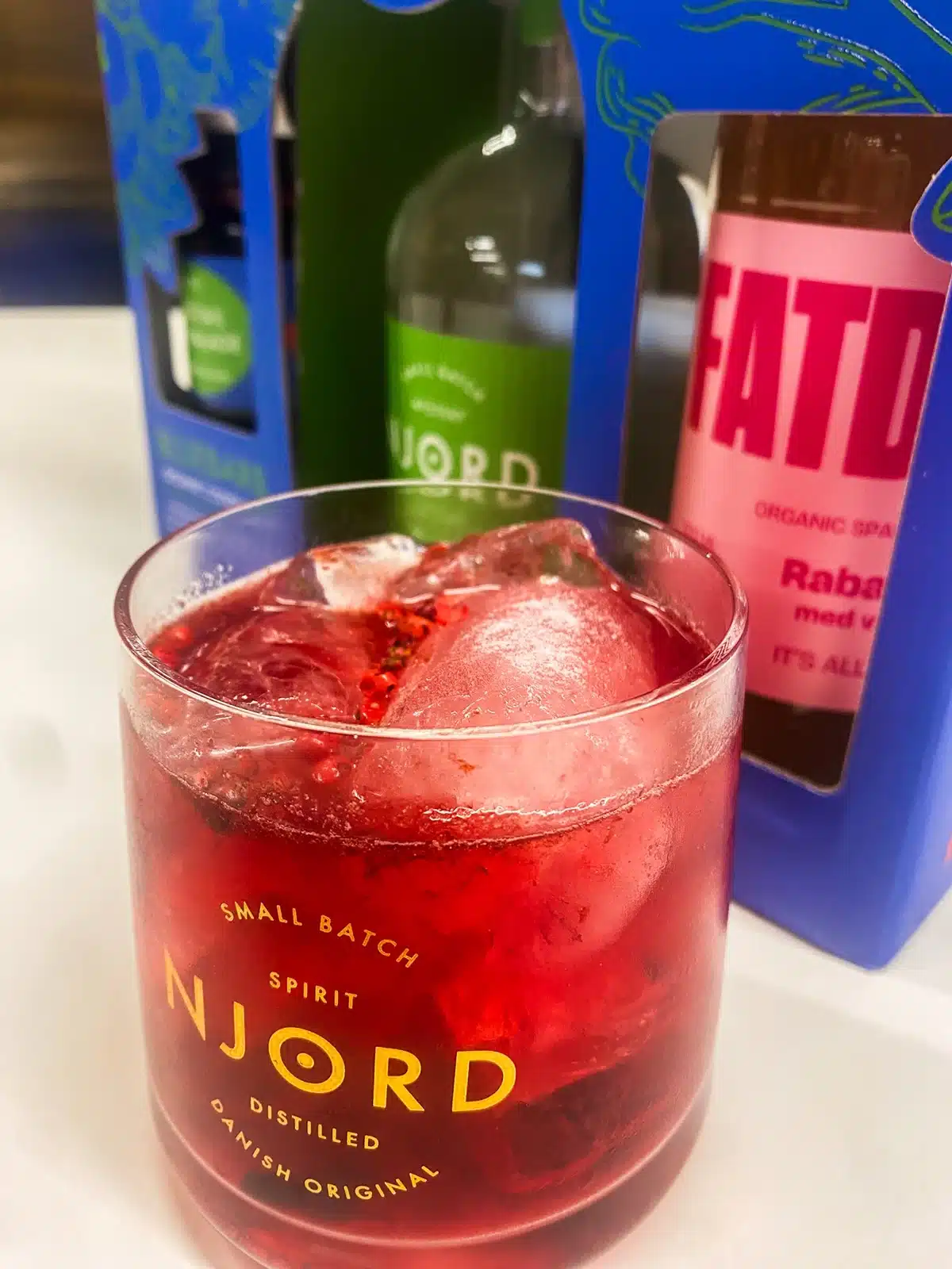 Bluebarb cocktail lavet med Njord Gin blåbærmarmelade og rabarbersodavand Bluebarb cocktail lavet med Njord Gin blåbærmarmelade og rabarbersodavand
