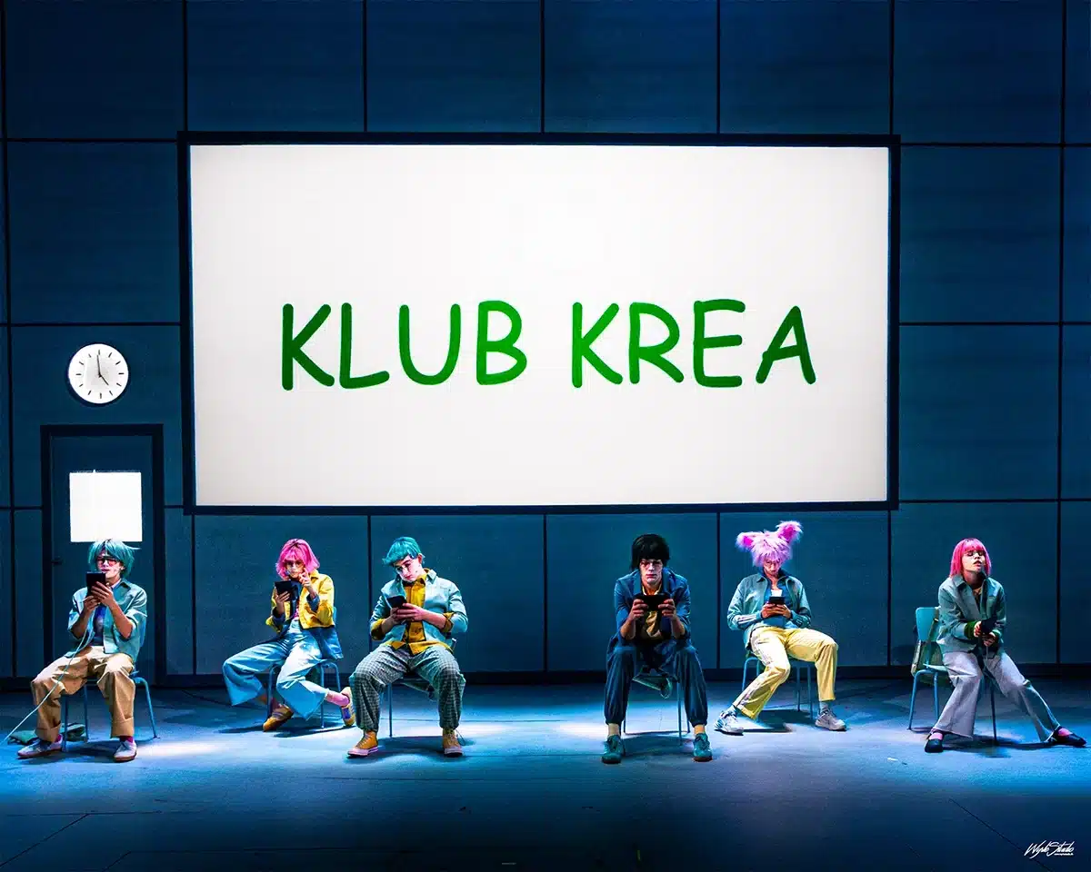 Børnene fra Klub Krea sidder med tablets i Julen findes ikke på Aarhus Teater