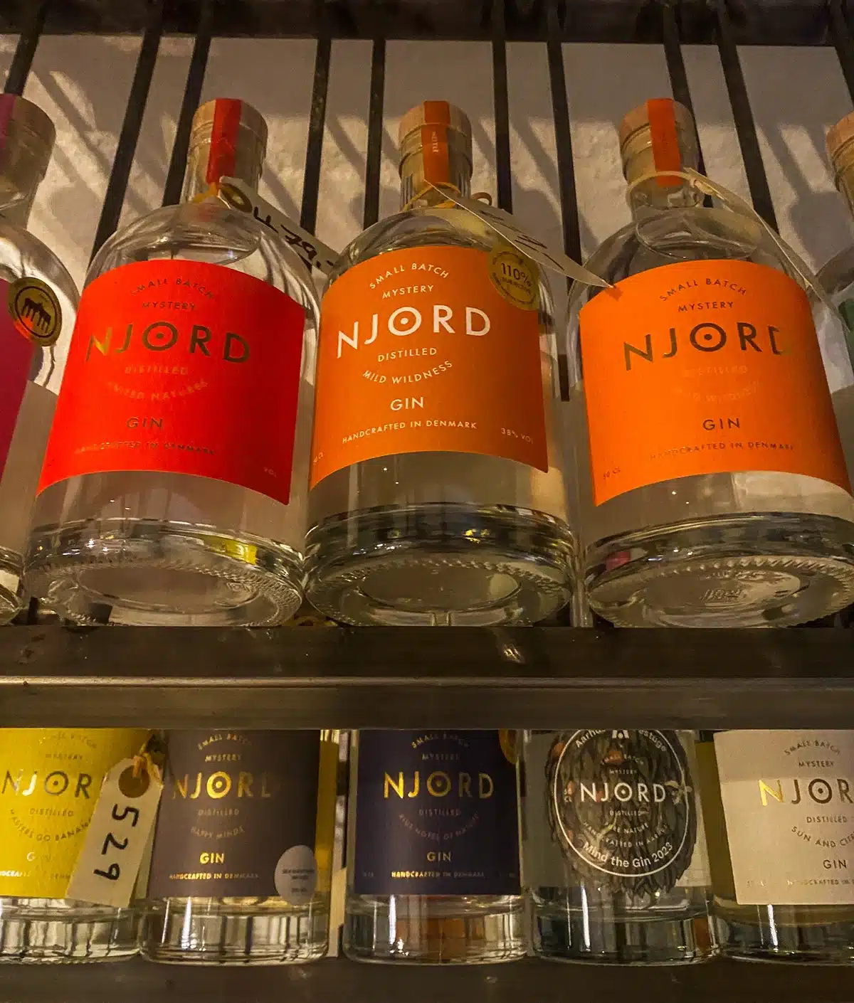 Flasker med Njord Gin på hylden i destilleriet Flasker med Njord Gin på hylden i destilleriet