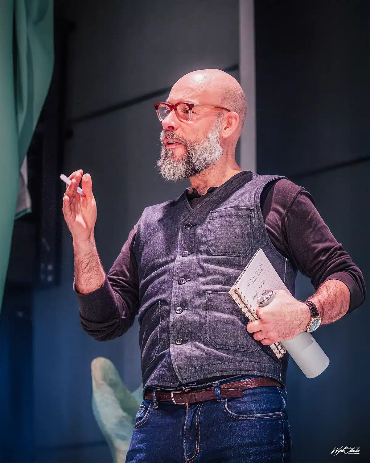 Instruktør Heinrich Topp Christensen taler til publikum efter scenegennemspil af Julen findes ikke på Aarhus Teater.