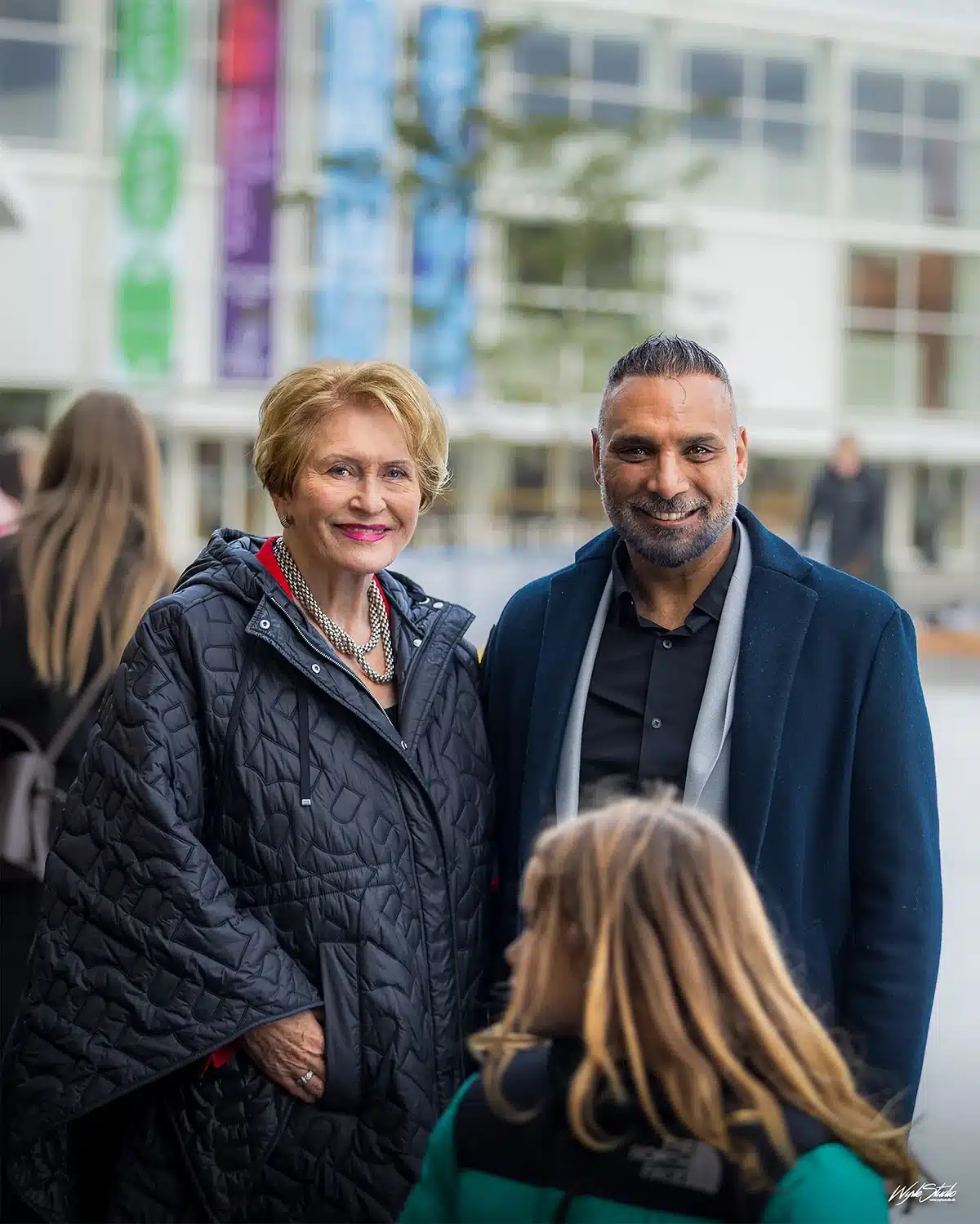 Karin Salling og Rabih Azad-Ahmad smiler til kameraet ved Skøjtebanen Musikhusparken