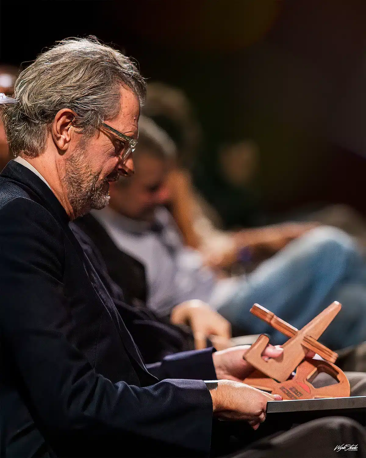 Per Fly vinder prisen for Bedste instruktion Hannah og Laust åbner julekassen i Julen findes ikke på Aarhus Teater