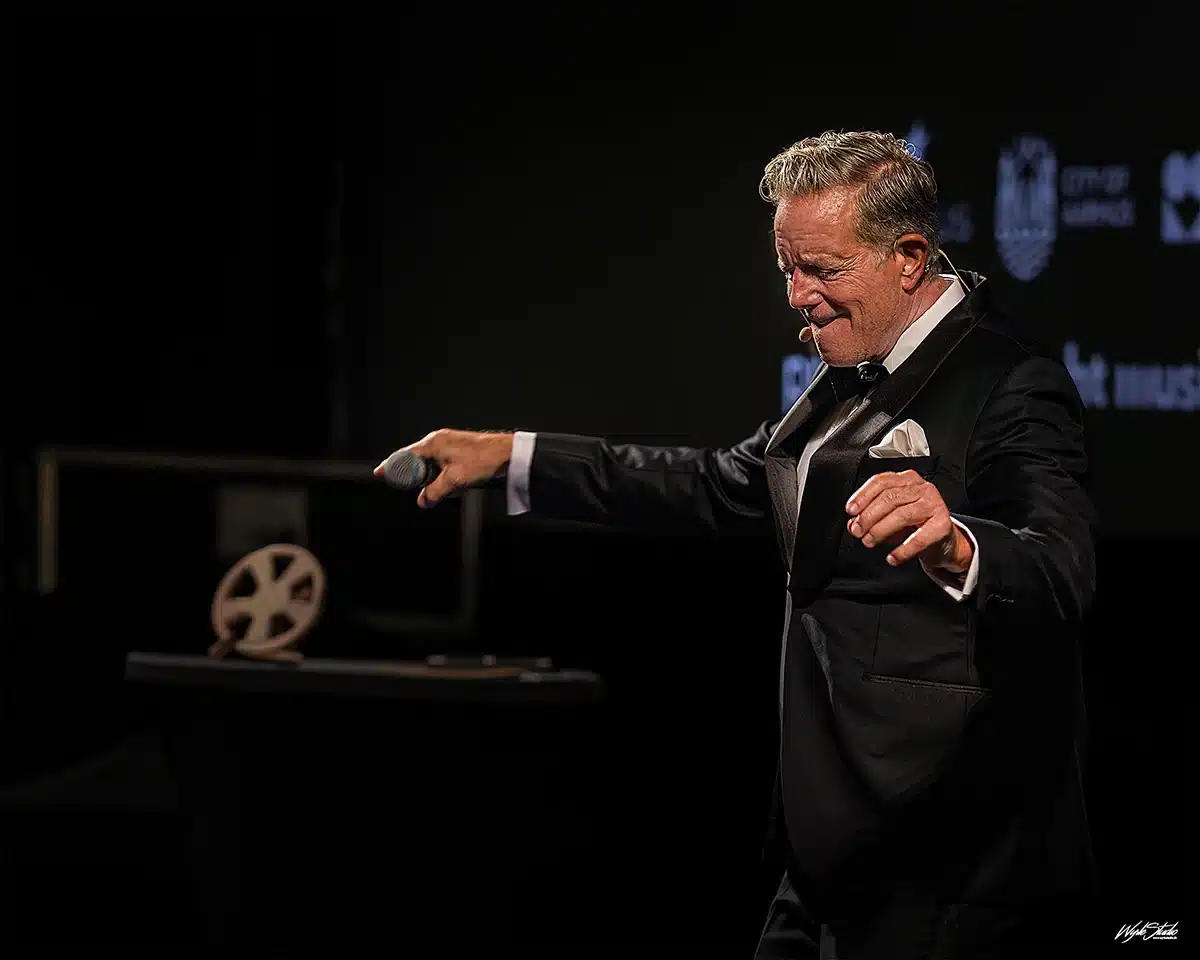 Peter Myging vært ved Serie Awards 2025 Nærbillede af karakter i Julen findes ikke på Aarhus Teater