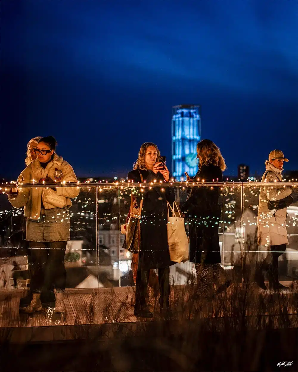 Platform med glasværn i Salling Christmas Garden med udsigt til Aarhus skyline om aftenen Platform med glasværn i Salling Christmas Garden med udsigt til Aarhus skyline om aftenen