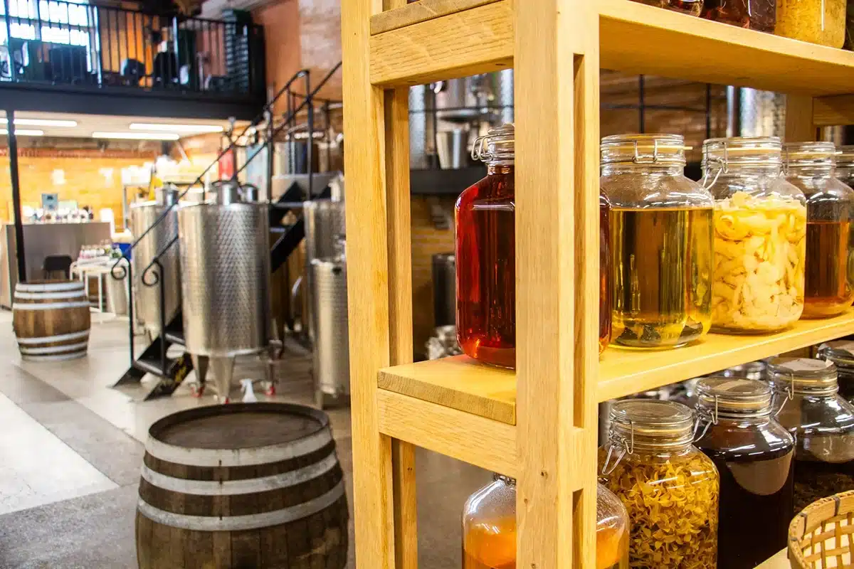 Produktionshallen hos Njord Gin med kobberkedel og prøveflasker på hylderne Produktionshallen hos Njord Gin med kobberkedel og prøveflasker på hylderne
