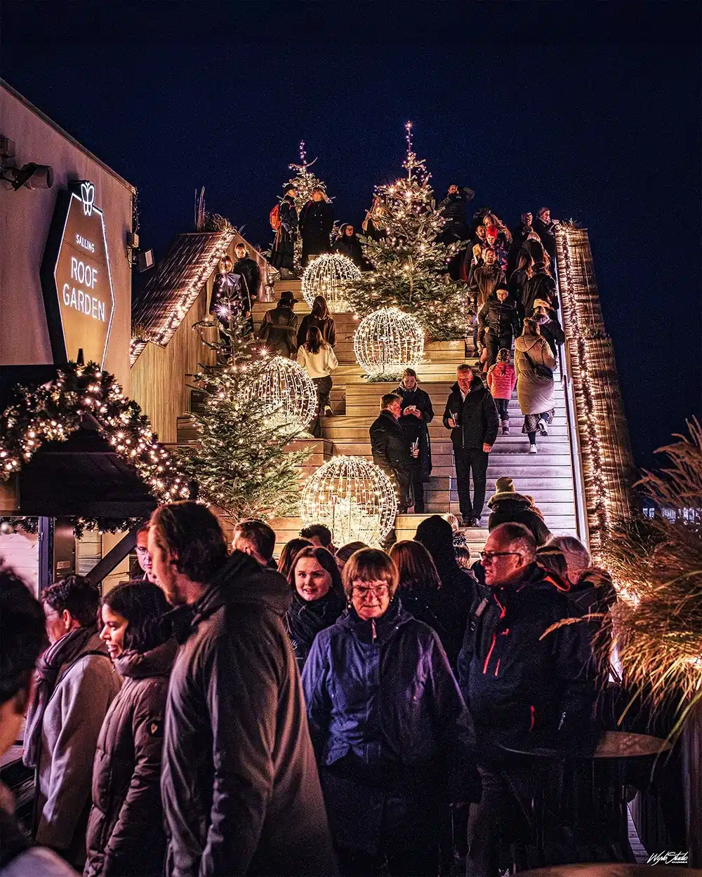 Publikum der bevæger sig gennem det nederste planteområde i Salling Christmas Garden med lysinstallationer Publikum der bevæger sig gennem det nederste planteområde i Salling Christmas Garden med lysinstallationer