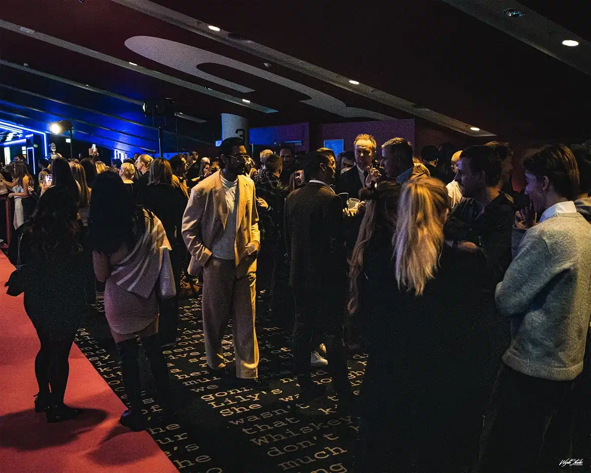 Publikum samles i foyeren ved VUE Biografen til Series Awards 2025 Clara Dessau og Afshin Firouzi på den røde løber ved Serie Awards 2025