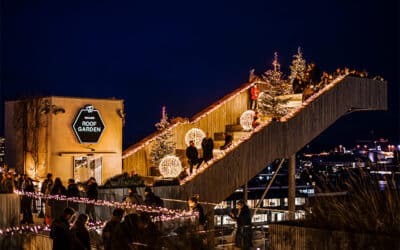 Trappen i Salling Christmas Garden pyntet med juletraeer og store lysende kugler mens gaester gaar op og ned » Aarhus Inside Salling Christmas Garden åbner – Aarhus får sit eget vintereventyr i højden