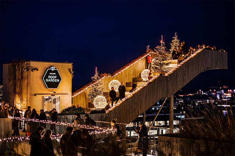 Trappen i Salling Christmas Garden pyntet med juletræer og store lysende kugler mens gæster går op og ned.