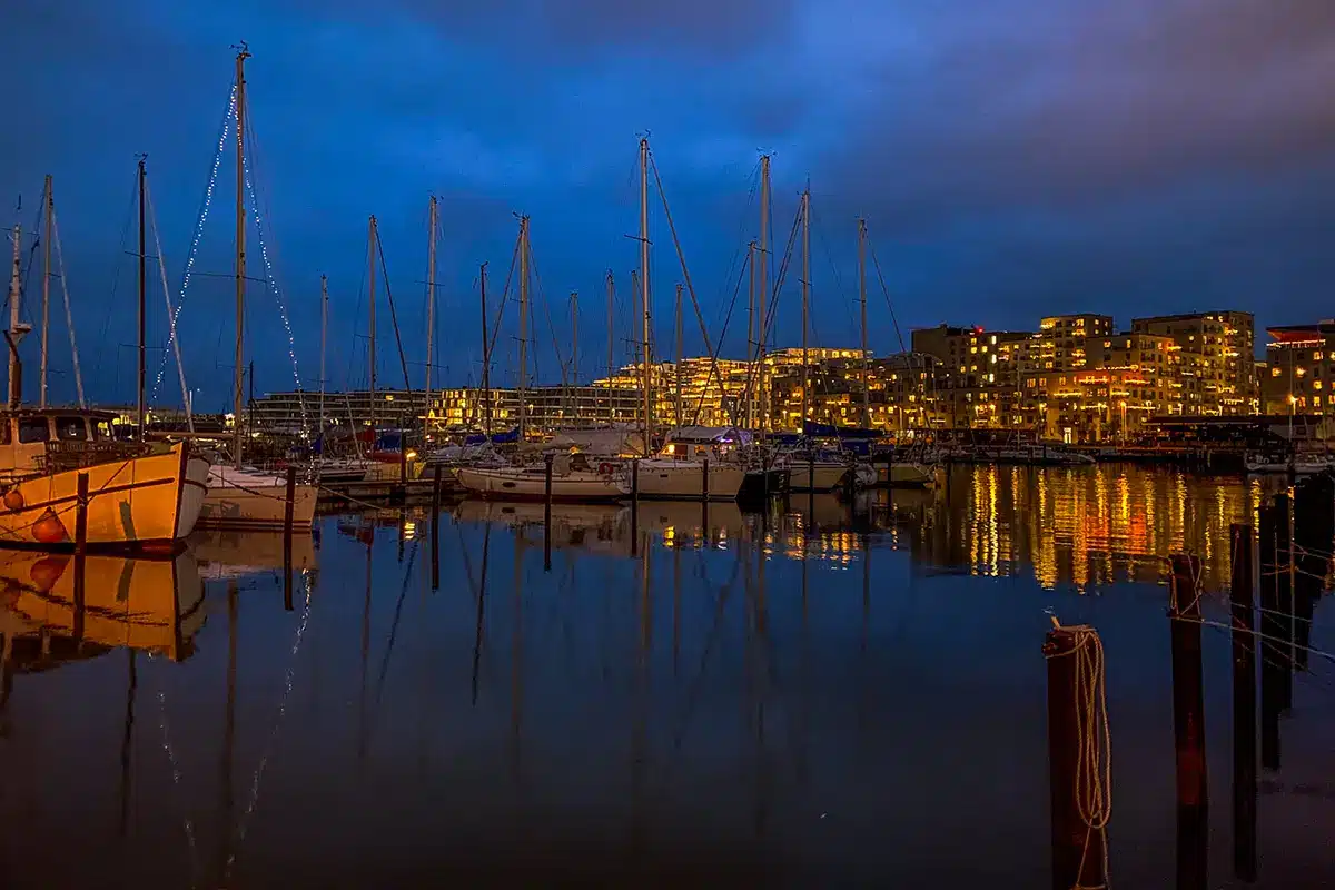 Aftenstemning med lys og både i Aarhus Lystbådehavn Aftenstemning med lys og både i Aarhus Lystbådehavn