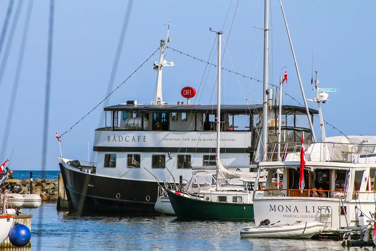 Bådcafé og fortøjede både ved Marselisborg havn