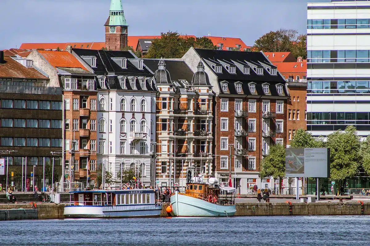 Boligkarreer langs vandet ved Mellemarmen havn Boligkarreer langs vandet ved Mellemarmen havn