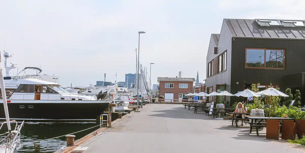 Caféborde og både langs kajen i Aarhus Lystbådehavn Caféborde og både langs kajen i Aarhus Lystbådehavn